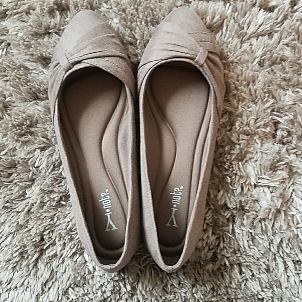NWT tan flats 7w
